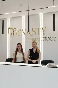 مكتب استقبال في عيادة Dynasty Stomatology في براغ مع الموظفين