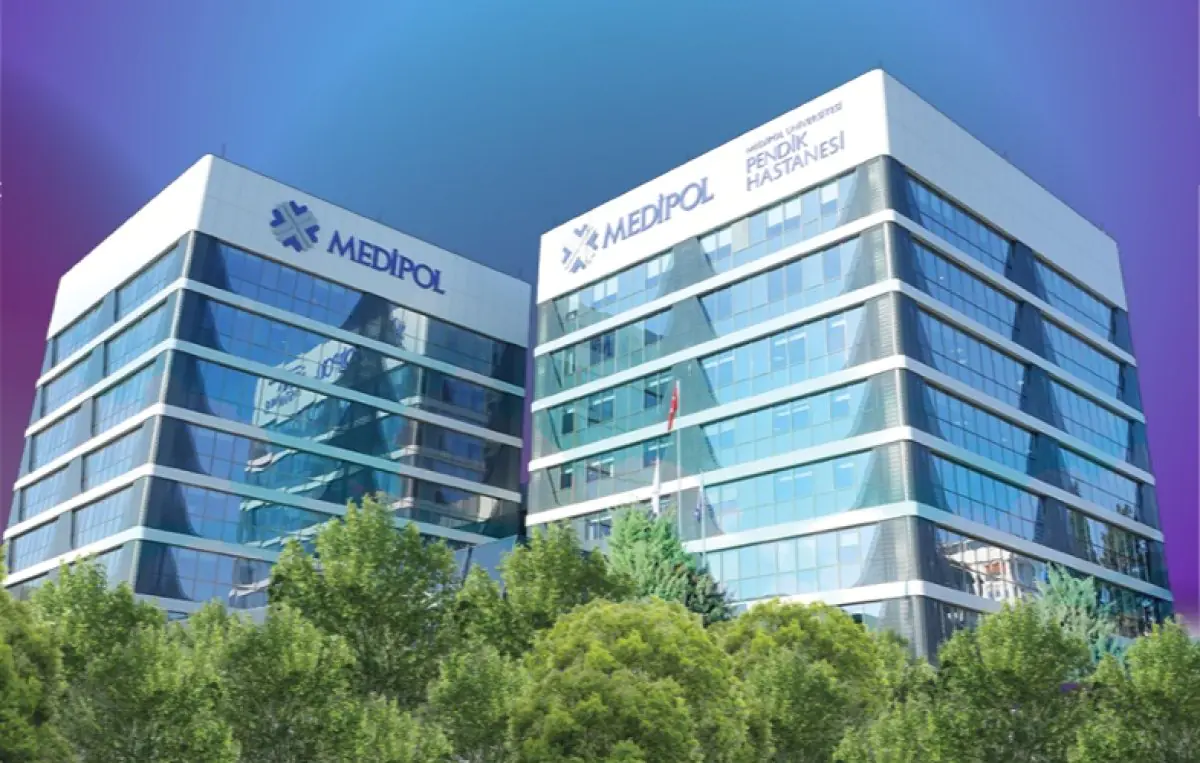 Façade moderne en verre de la clinique Medipol University Pendik Hospital à Istanbul, Turquie