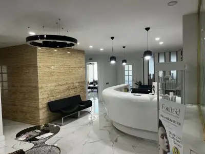Área de recepción en Mert Meral Clinic con diseño moderno y detalles en mármol