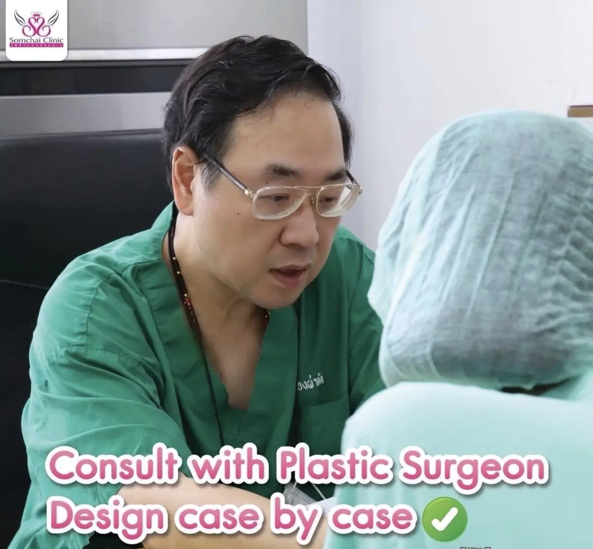 Konsultacja chirurgii plastycznej w Somchai Clinic ze specjalistą w gabinecie