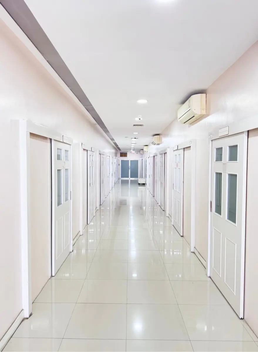 Светлый медицинский коридор в клинике Somchai с палатами и чистым дизайном