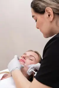 إجراء حقن الفيلر الجلدي في عيادة PERFECT SKIN CANCÚN للتجميل
