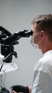طبيب أسنان يستخدم مجهر الأسنان في عيادة RIKOTA stomatologia