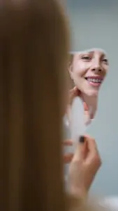 مريض يبتسم بعد علاج الأسنان في عيادة RIKOTA stomatologia