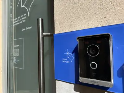 Sistema de seguridad en la entrada de Casa Dental Clinic