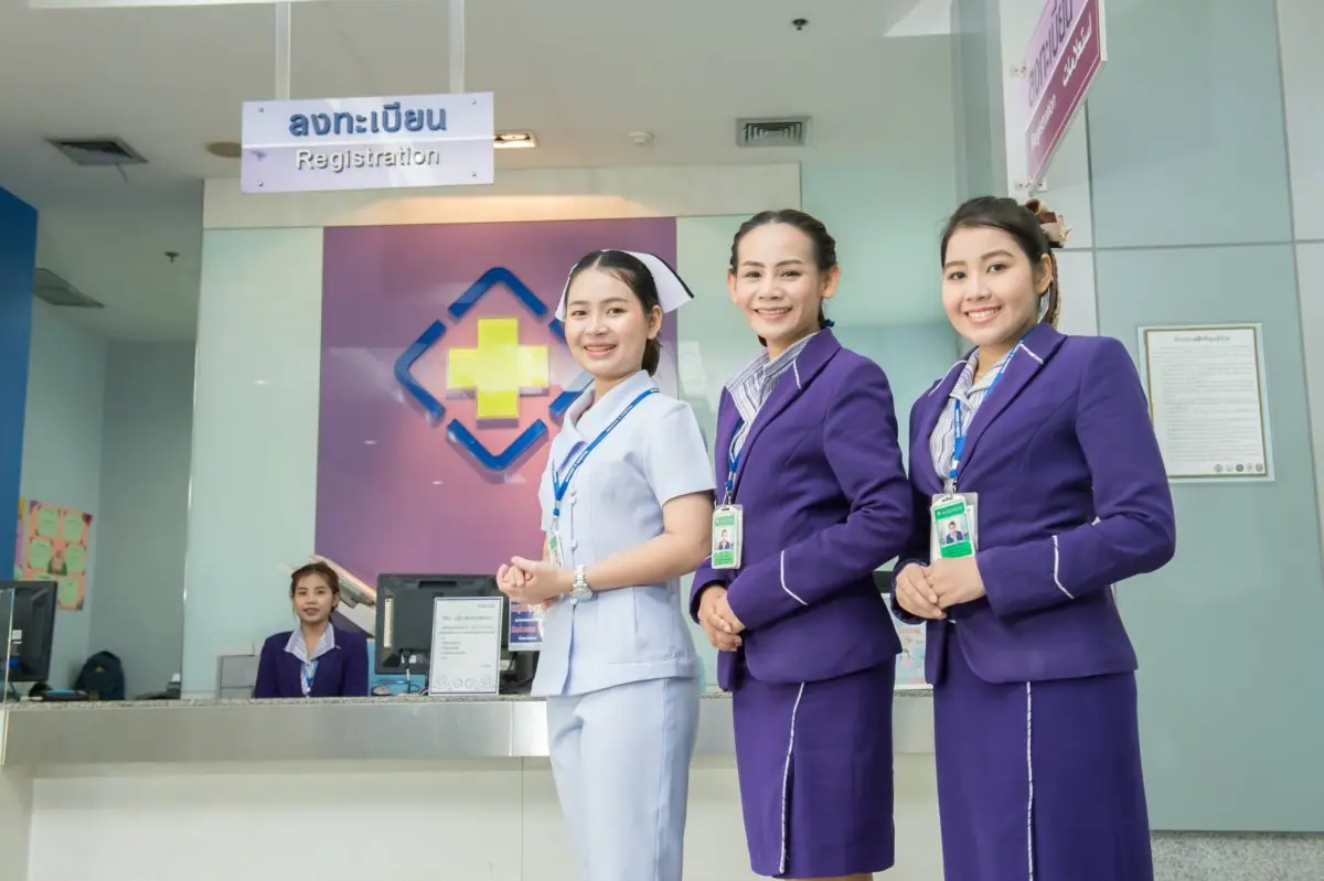 موظفو الاستقبال في مكتب تسجيل مستشفى نافامين 9 في بانكوك