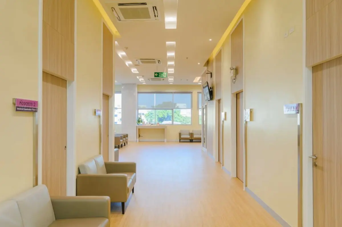 منطقة انتظار وغرف فحص طبي في مستشفى نافامين 9، بانكوك