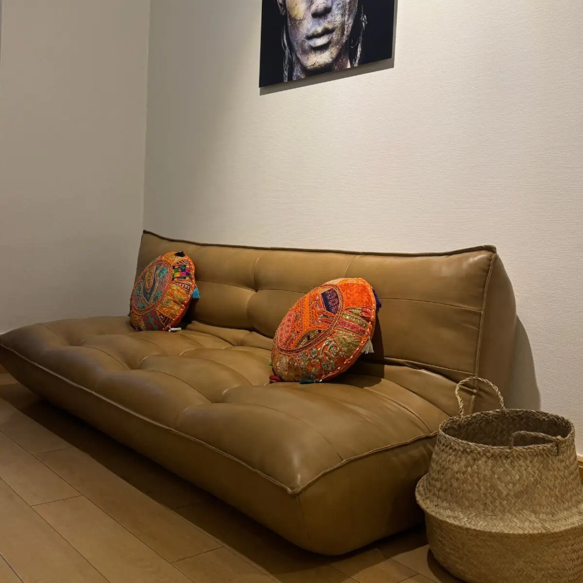 Waiting area at Esthétique du Nord with leather sofa and colorful cushions
