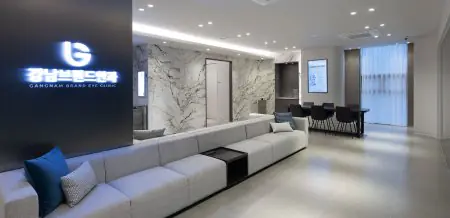 منطقة الاستقبال والانتظار في عيادة Gangnam Brand Eye Clinic، تصميم داخلي حديث في سيول