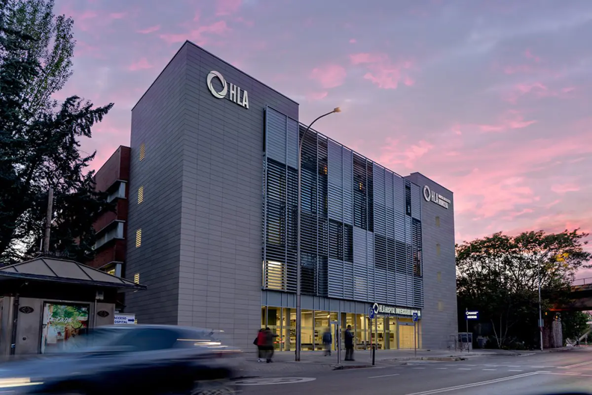 Façade moderne de l'HLA Hospital Universitario Moncloa à Madrid, Espagne