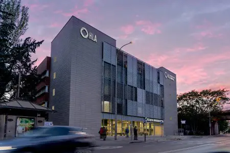 واجهة حديثة لمستشفى HLA Hospital Universitario Moncloa في مدريد، إسبانيا
