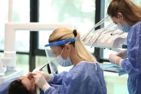 أطباء أسنان يجرون إجراءً في Grand Dental Hospital & Laboratory