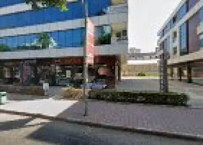 Fachada moderna de vidrio de la clínica Mert Meral en Turquía