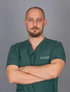 Cirujano plástico con uniforme verde en Mert Meral Clinic, Turquía
