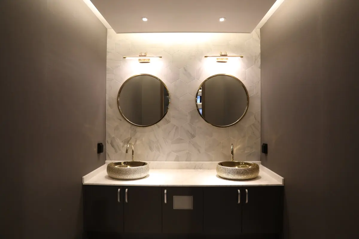 Baño moderno con dos lavabos en Woosoo Dental Clinic, Seúl