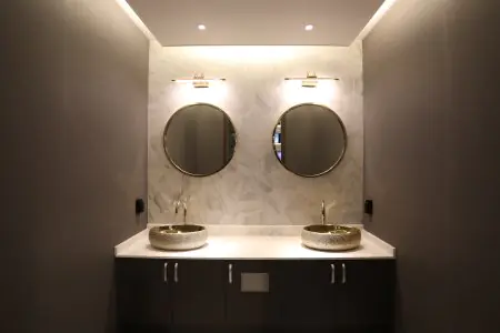 Baño moderno con dos lavabos en Woosoo Dental Clinic, Seúl