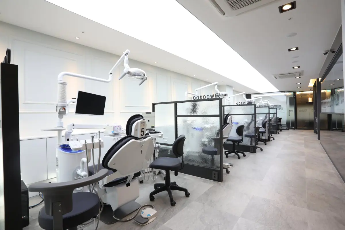 Área de tratamiento dental moderna en Woosoo Dental Clinic con equipo avanzado