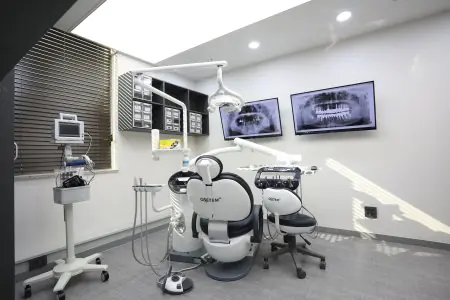 Sala de tratamiento dental con equipo moderno en Woosoo Dental Clinic