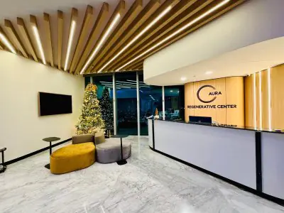 منطقة الاستقبال في مركز Aura Regenerative Center بديكور حديث وشجرة عيد الميلاد