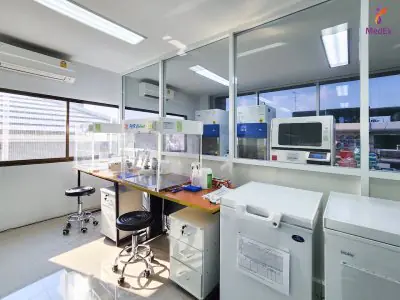 Laboratorio moderno en MedEx Neo Clinic Asoke-Nana con equipos PCR y estaciones de trabajo