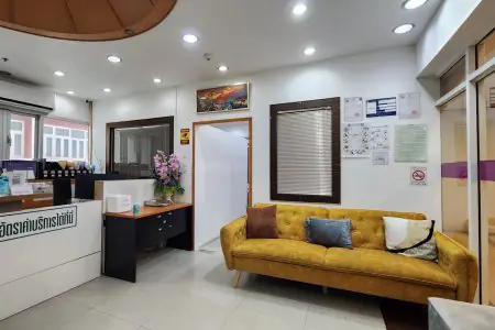 Recepción y sala de espera en MedEx Neo Clinic Asoke-Nana con decoración moderna