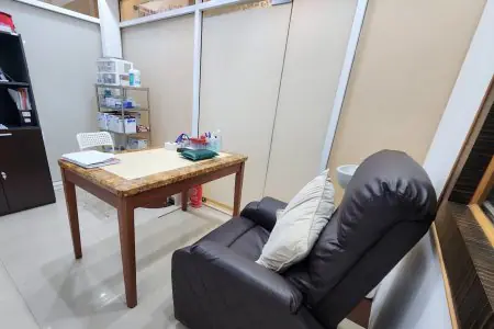 Sala de consulta en MedEx Neo Clinic Asoke-Nana con suministros médicos y sillón reclinable
