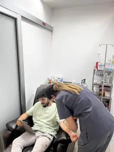 Sala de terapia intravenosa en MedEx Neo Clinic Asoke Nana con paciente y enfermera