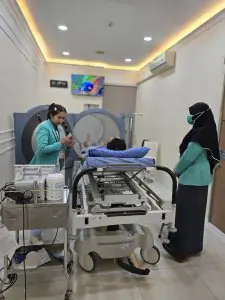 Sala de oxigenoterapia hiperbárica en Mali Hospital con personal médico y paciente