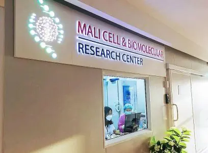 Recepción del centro de investigación celular y biomolecular en Mali Hospital