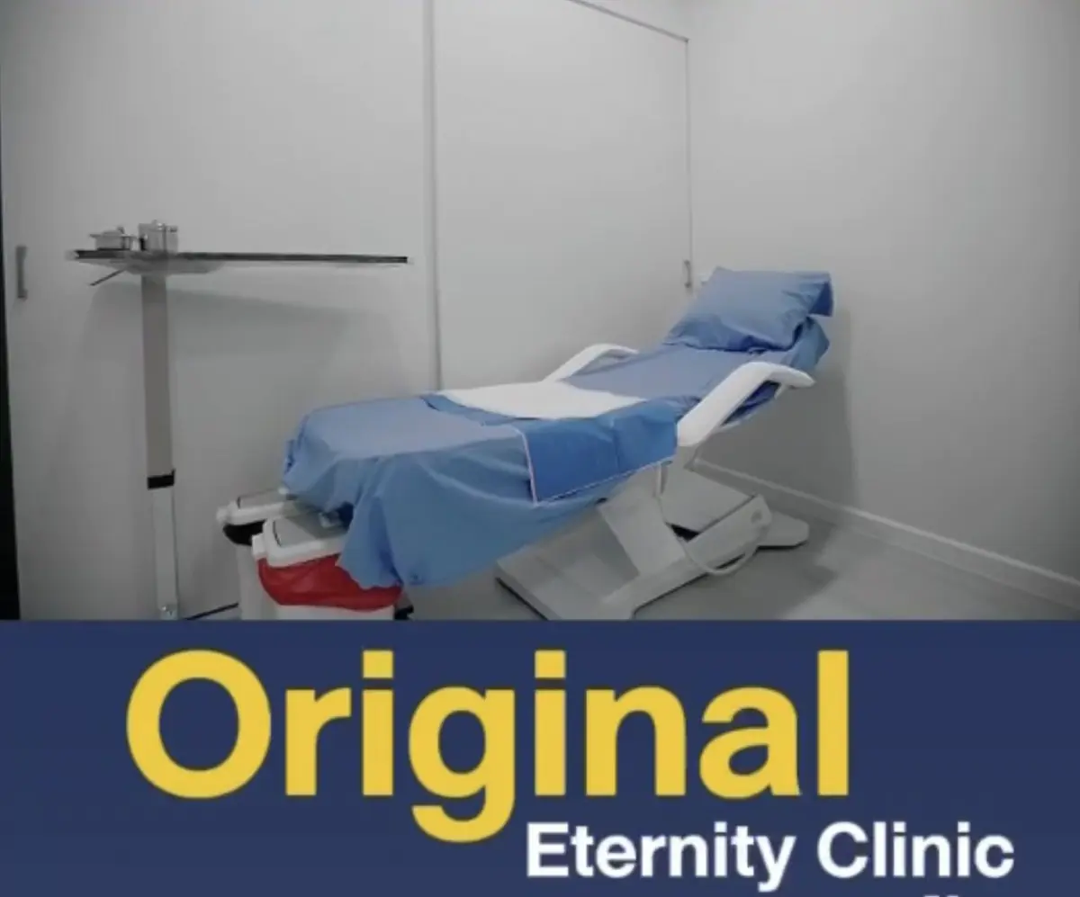 Процедурна кімната з медичним ліжком у Eternity Clinic Pleonchit Branche