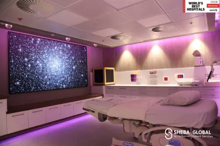 غرفة مرضى حديثة في Sheba Medical Center بمعدات متطورة وإضاءة محيطية