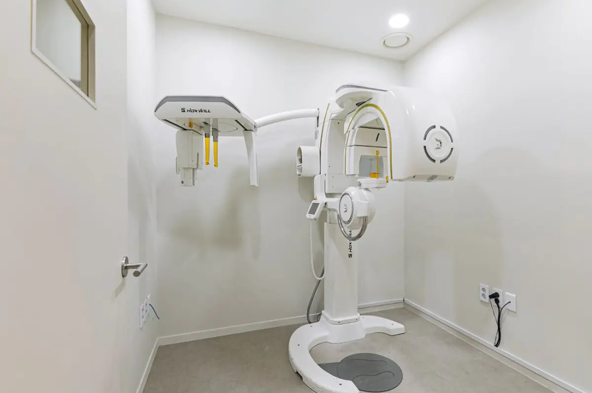 غرفة أشعة سينية للأسنان بمعدات تصوير متقدمة في 365SeoulOneTop365 Dental Clinic