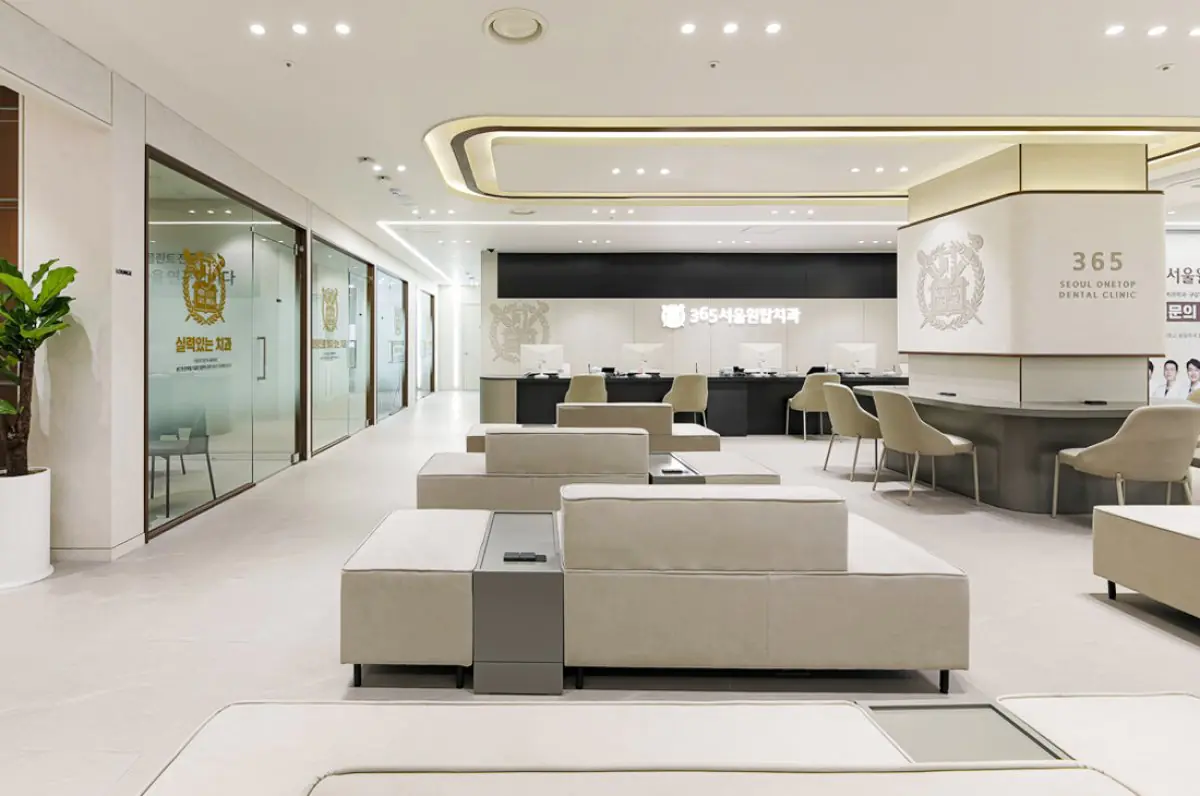 منطقة الاستقبال والانتظار في عيادة 365SeoulOneTop365 لطب الأسنان، ديكور حديث في سيول