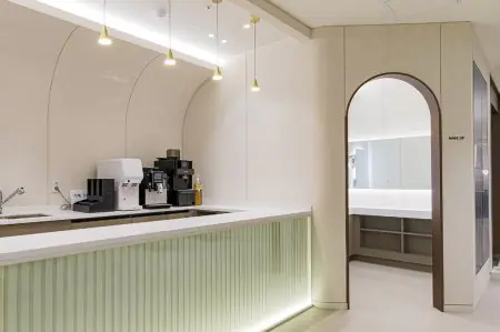 منطقة مشروبات حديثة في 365SeoulOneTop365 Dental Clinic مع آلات القهوة