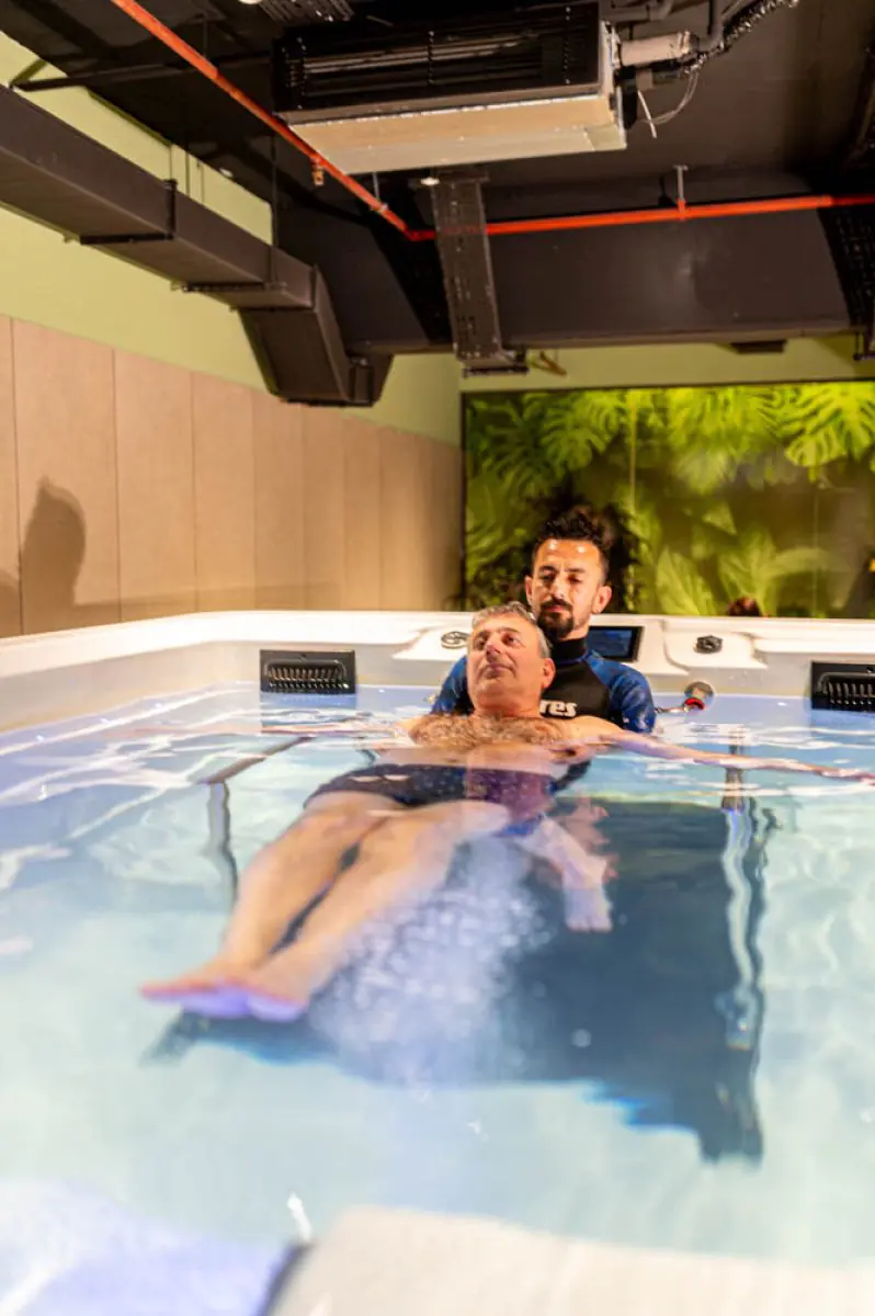 Сеанс гидротерапии в бассейне в Romatem Hospitals для физиотерапии и реабилитации