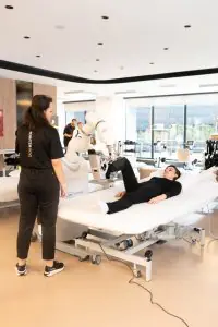 جلسة علاج طبيعي روبوتية في عيادة إعادة التأهيل Romatem Hospitals