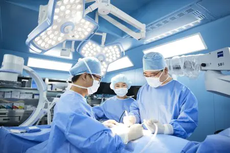 فريق جراحي يجري عملية في غرفة عمليات متقدمة في مستشفى Leadheal
