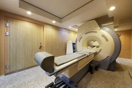 غرفة التصوير بالرنين المغناطيسي في مستشفى Leadheal مع أجهزة تشخيص متقدمة