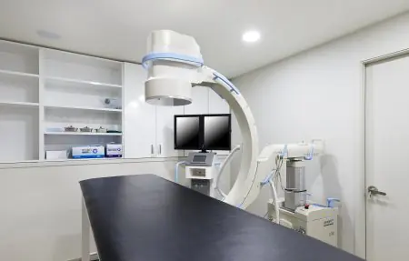 غرفة عمليات في Leadheal Hospital مزودة بمعدات تصوير متقدمة