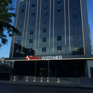 واجهة حديثة لمستشفى Private Yüzyıl في تركيا بإضاءة خارجية