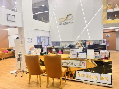 منطقة الاستقبال في Eternity Clinic Phuket بديكور حديث ومكتب استعلامات للمرضى