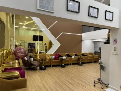 منطقة انتظار حديثة في Eternity Clinic Phuket بمقاعد ذهبية وشهادات معلقة