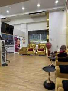 صالة استقبال في Eternity Clinic Phuket By Dr.Beer بمقاعد أنيقة