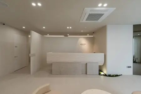 مكتب استقبال في عيادة Lalian Cheongdam بتصميم عصري بسيط