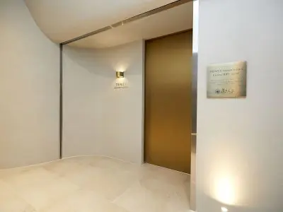 Entrada a Trinity Women's Clinic con diseño moderno minimalista