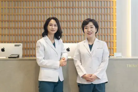 Doctoras en la recepción de Trinity Women's Clinic en una instalación médica moderna