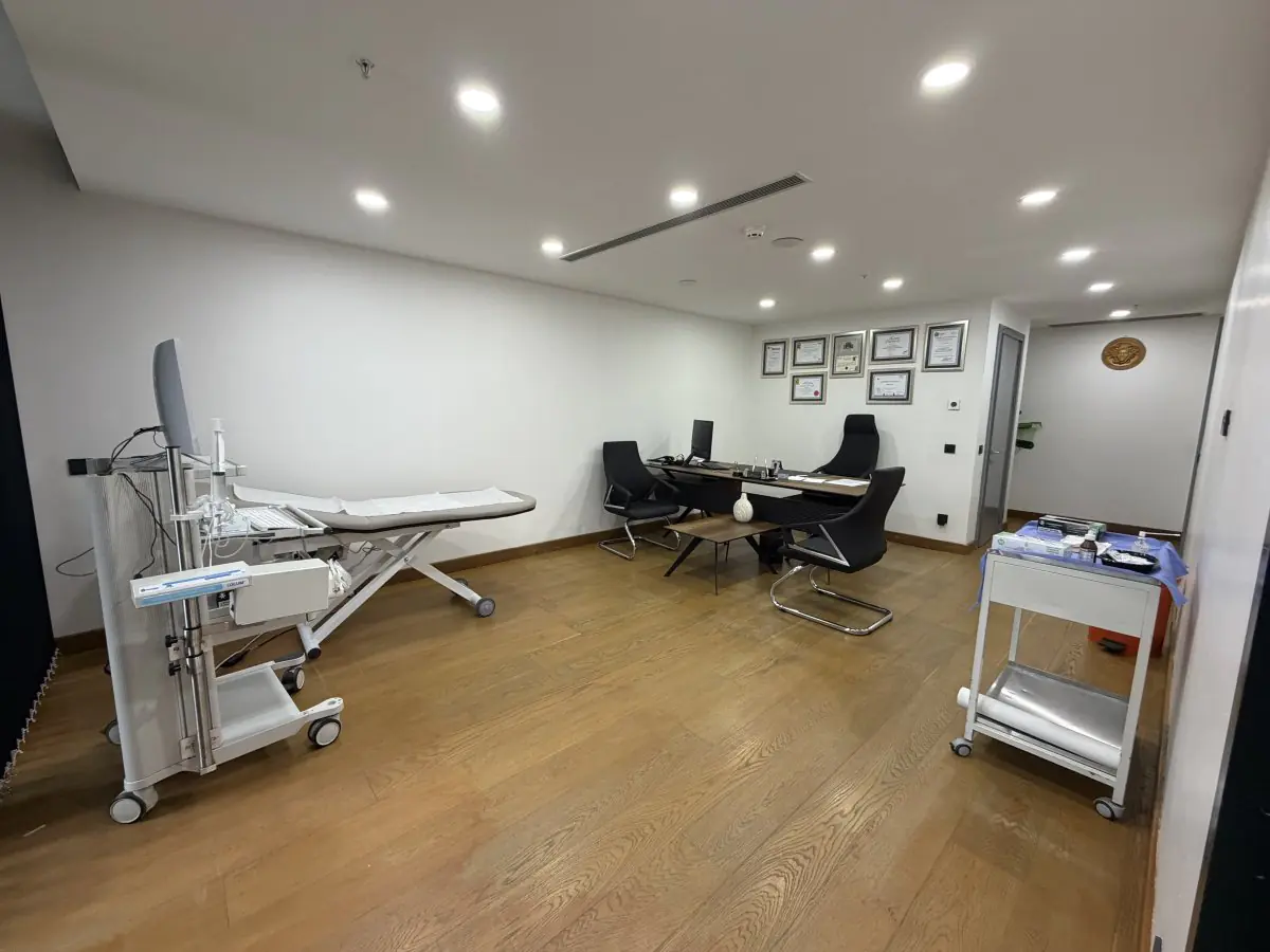 Untersuchungsraum in der Safe Urology Klinik mit Liege und moderner Medizintechnik