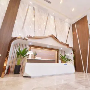 منطقة الاستقبال في مركز Deep & Harmonicare IVF بديكور حديث ونباتات