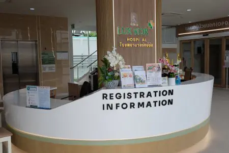 مكتب استقبال وتسجيل في مستشفى LUX KOR، منشأة طبية حديثة في تايلاند