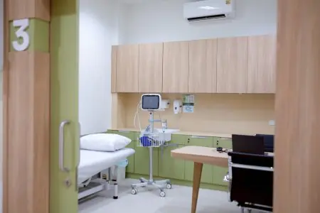 غرفة استشارة في مستشفى LUX KOR مع معدات طبية وأثاث حديث